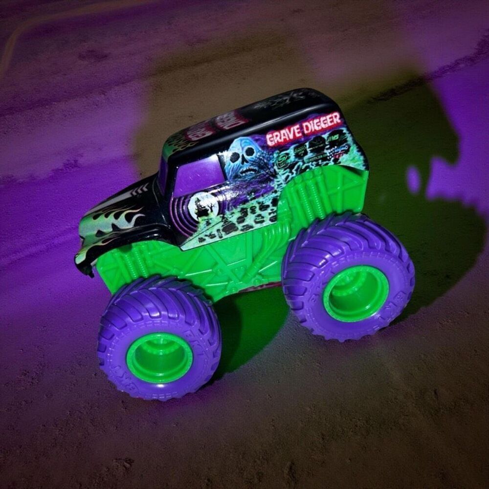 Mattel Monster Jam Rev Treadz Friction Motor Truck Rare Purple Tread 1:43